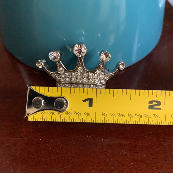 Queen brooch pin / necklace with Keep calm carry on cup - Picture 2 of 7